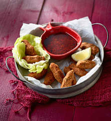 Koftas de tartare accompagnées d'une sauce à la grenade