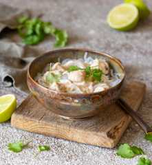 Makaron shirataki (konjac) z kurczakiem w sosie orzechowym