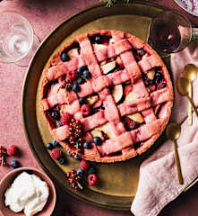Tarta de manzana y frutos rojos