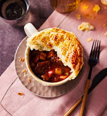 Rindsragout unter der Blätterteig-Haube