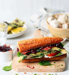 Bocadillos de omelette de queso de cabra con chutney de cebolla morada caramelizada