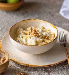 Farfalle w sosie gorgonzola z gruszką i orzechami