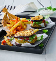 Auberginen-Burger mit Gemüsepommes und Joghurtdip