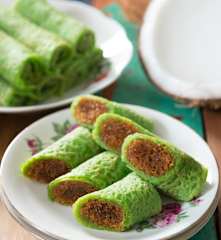 Kuih ketayap (crêpes with sweet coconut filling)