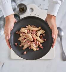 Saltear bacon com frango em tiras