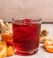 Agua de Jamaica con mandarina y jengibre