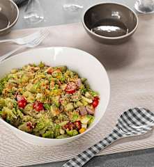 Ensalada de jamón de York, quesos y aguacate