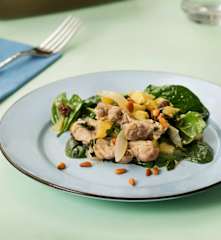 Pollo con espinacas, manzana y pasas para dos