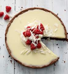 Bolo de amêndoa com cobertura de chocolate branco