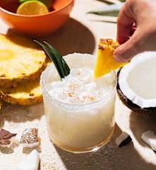 Mocktail tropical de piña y coco