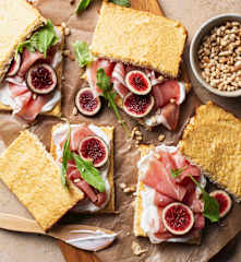 Koolhydraatarme Bloemkoolsandwich met Geitenkaas en Serranoham