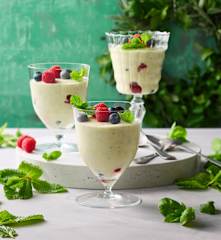 Zitronen-Kräuter-Mousse mit Beeren