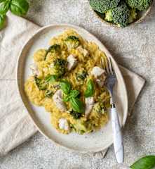 Makaron orzo z kurczakiem i brokułami w sosie musztardowym