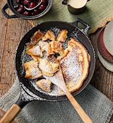 Veganer Kaiserschmarrn mit heißen Kirschen und Vanillesauce