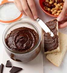 Crema de avellanas, chocolate negro y dátiles