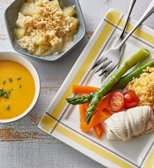 Sopa de calabaza. Pescado con arroz y verduras. Crumble de manzana y pera