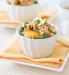 Huevos poché con salsa de salmón ahumado y aguacate