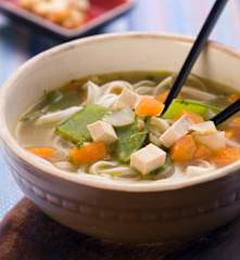 Soupe asiatique aux légumes et au tofu