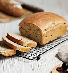 Pan de masa madre con aceitunas