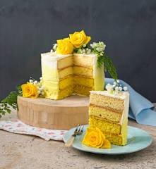 Torta multistrato al limone e fiori di sambuco