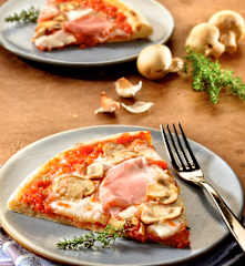 Pizza jambon et champignons