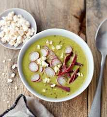 Velouté de fanes de radis, magret et riz soufflé