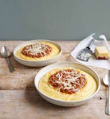 Polenta cremosa con salsa boloñesa