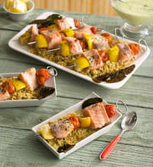 Brochetas de salmón con salsa de coco y albahaca