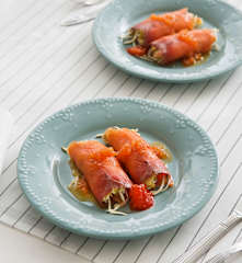 Rollitos de salmón ahumado con vinagreta para dos