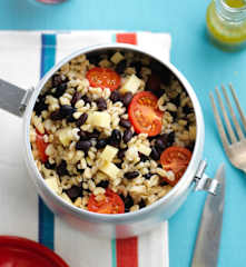 Salada de feijão com trigo perlado e tomate