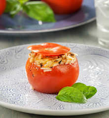 Tomates rellenos de arroz a las hierbas