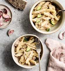 Ensalada de pasta con atún y pepino