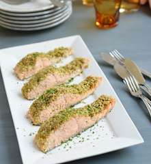 Salmón con costra de almendras y hierbas