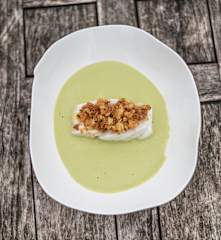 Cabillaud, royale à l’ail et lard paysan, velouté de petits pois et crumble au thym