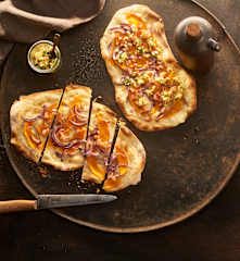 Flammekueche avec courge, pommes et fines herbes