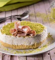 Cheesecake allo stracchino e mortadella con pistacchi