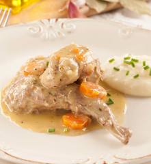 Conejo guisado con puré de patatas