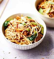 Noodles con pavo en salsa de ciruela