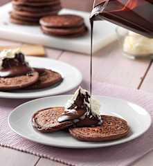 Tortitas americanas de chocolate con salsa y nata montada