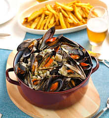 Mejillones con patatas fritas (Moules frites)
