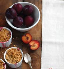 Crumble de ameixa e avelã