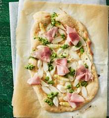 Flammkuchen con asparagi e prosciutto