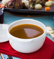 Caldo oscuro de ternera