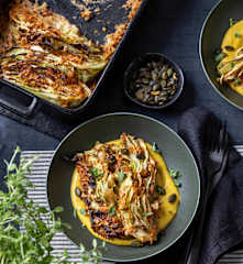 Gebackenes Spitzkraut auf cremiger Hirse