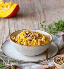 Makaron z ciecierzycy z sosem dyniowym z fetą