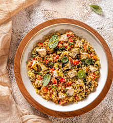 Insalata di cous cous con verdure estive e pollo