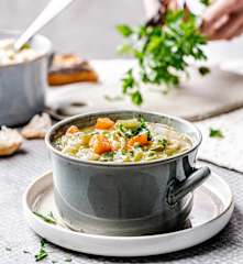 Prosta i uniwersalna zupa z kawałkami warzyw