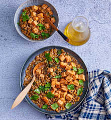 Ragoût de lentilles blondes aux tomates, épinards et tofu