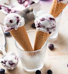 Helado veteado de yogur y arándano