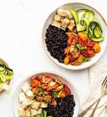 Bowl z pieczonymi warzywami, czarnym ryżem i marynowanym tofu